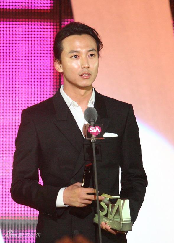 图文:众韩星参加时尚颁奖礼--金南吉领奖