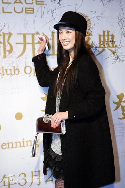 图文:众星捧场夜店开业--黄圣依签名_影音娱乐_新浪网
