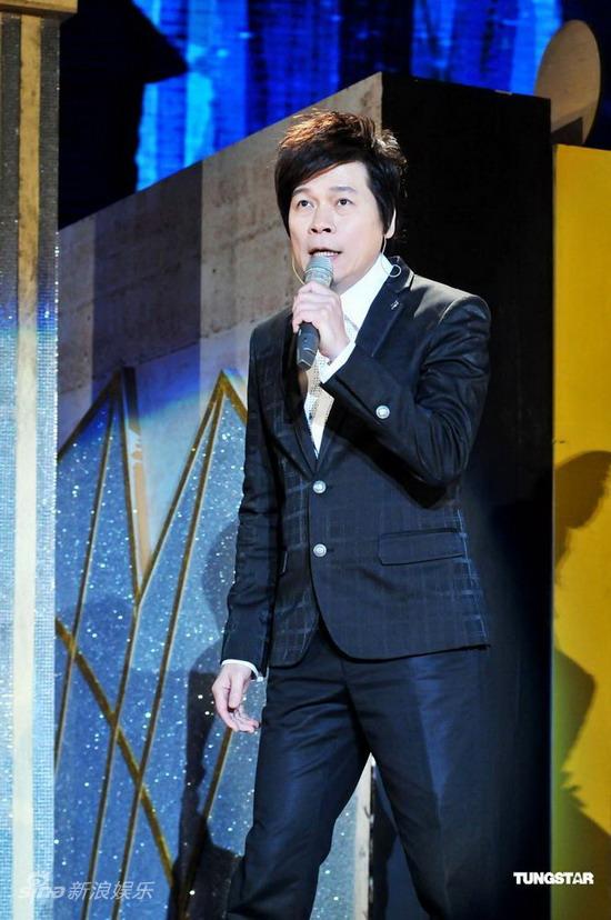 图文猪哥亮复出首秀现场演唱