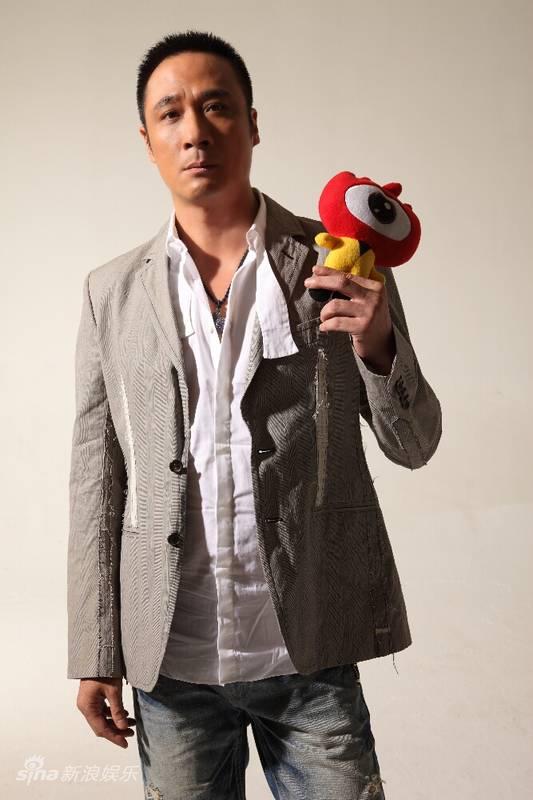 图文:吴镇宇可爱七连拍-吴镇宇手持小浪