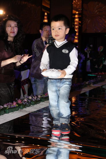 图文:演员刘小锋结婚-刘威小儿子手拿戒指入场