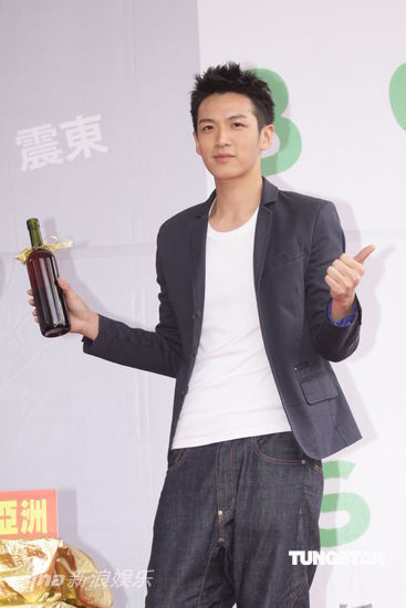 图文:柯震东签唱会--柯震东开酒