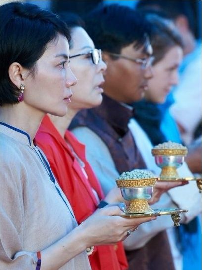 图文王菲携六一班印度朝拜王菲虔诚朝拜