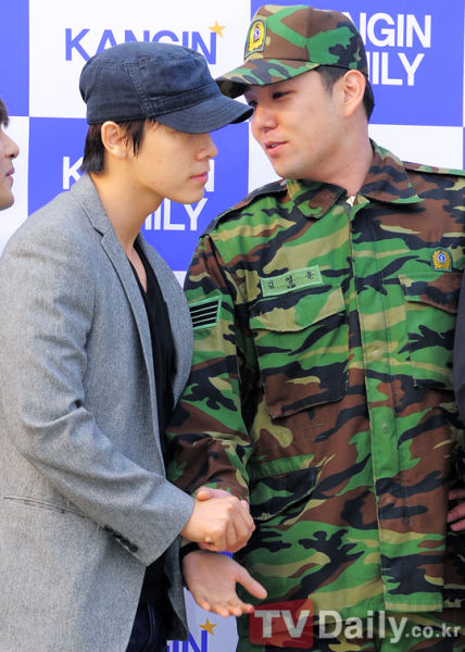 图文:sj强仁今日退伍--强仁与东海耳语