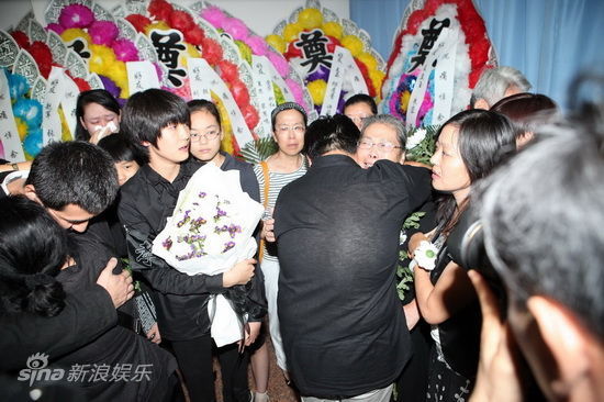 图文:演员李婷追悼会-悲痛