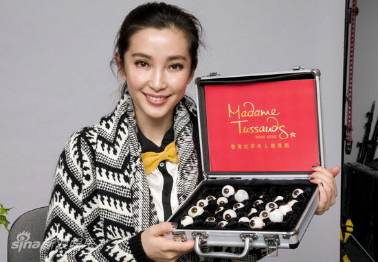 图文李冰冰蜡像进驻香港展示不同种眼球