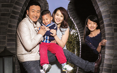 胡军一家四口温馨照 乐享亲子时光