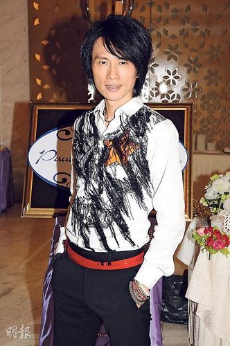 黄子华拍戏被强吻 称是女星们有艳福