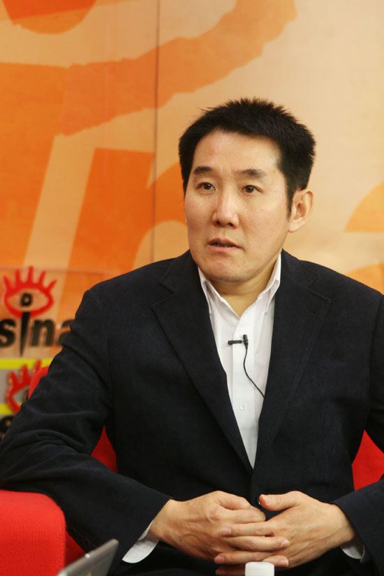 海岩携儿子重回公众视野堪称中国最勤奋董事长