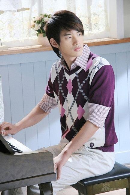 吴建飞扮演钢琴奇才《铠甲勇士》中的怪兽主演好男儿吴建飞新浪娱乐讯