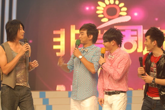 游鸿明邓宁《非常周末》上演"飞镖大战"