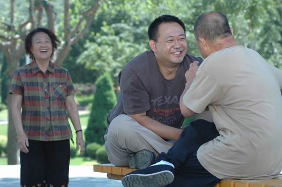 姜武在剧中和一群老艺术家对戏剧中所有的老艺术家加起来年龄过千岁