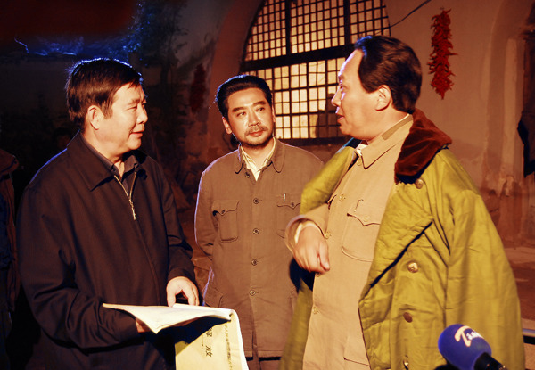 《解放》拍摄时 天津市领导看望剧组人员(图)