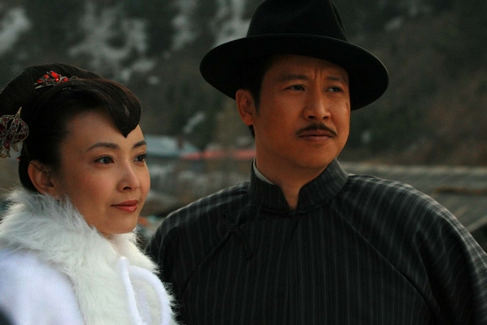 刘威葳,张国强《大掌柜》剧照张国强,刘威葳演唱《深情相拥》张国强