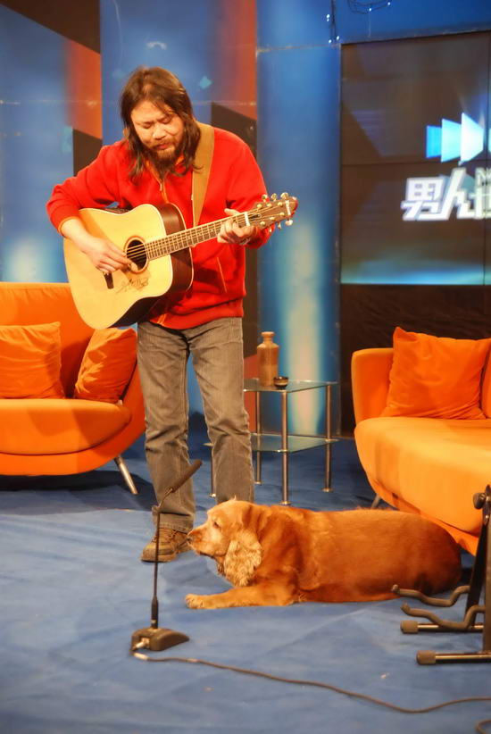 川子做客男人世界携爱犬献唱图