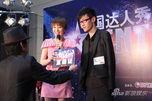 刘伟身残志坚钢琴家双腿也能演奏梦想