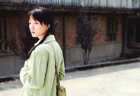 借着这个势头,王珞丹版的静秋又公布了剧照,剧照中的