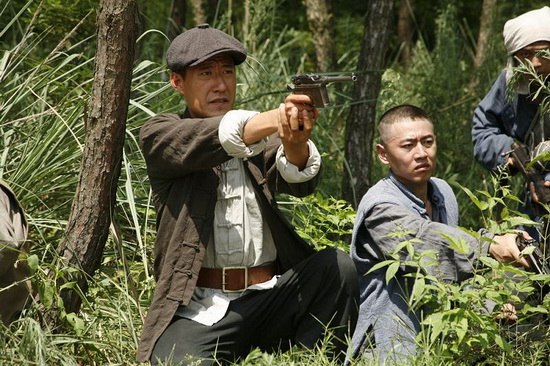 《烈火》横店热拍 于震又导又演不亦乐乎