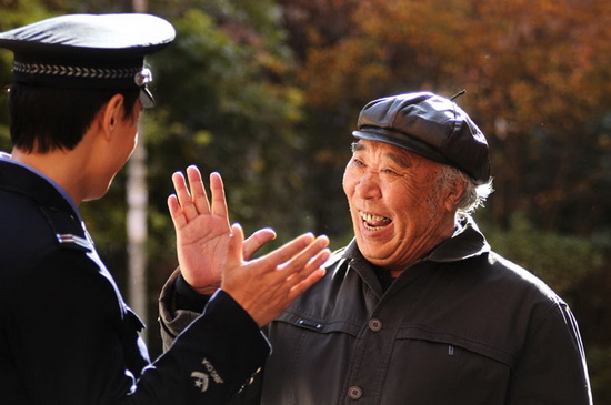 《新时代警察》热拍 老戏骨许忠全片场扮鬼脸