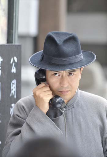 张嘉译《借枪》饰熊阔海