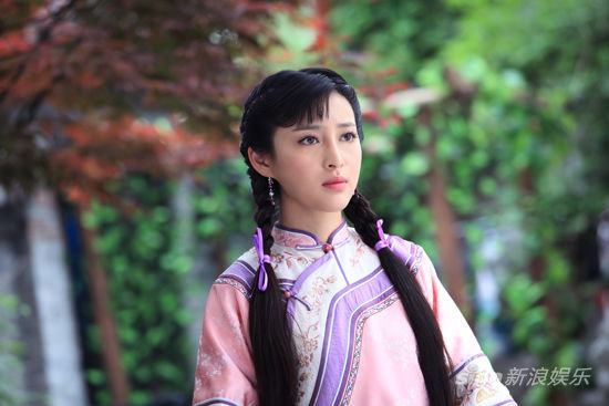 新浪娱乐讯 年代苦情大戏《错嫁》近日在横店开机拍摄,国内当红女演员