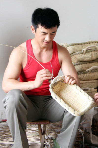 《王家坝》为党献礼开拍 任天野体验生活学柳编