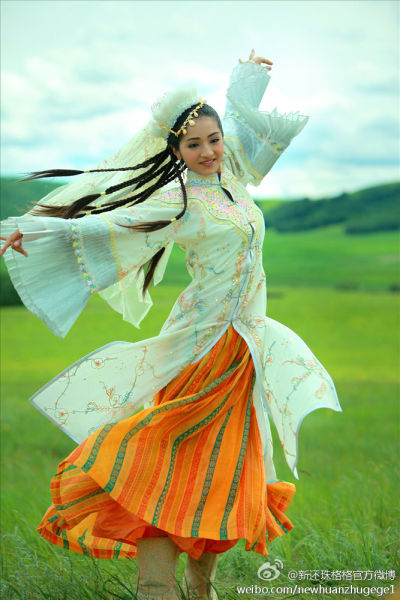 在新版《还珠格格》剧中饰演香妃的维族姑娘麦迪娜与茅子俊组成的
