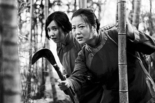 王茜华(右)饰演李玉梅从1958年到2011年,《党的女儿》电影版和电视版