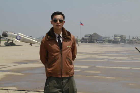 朱亚文皮衣造型