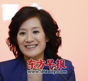 东方卫视主持人何婕首获"金话筒"奖 (图)