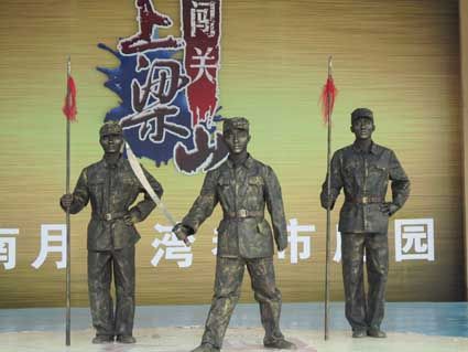 近日,《闯关》现场发现了三尊"铜制雕塑",他们两人手拿红缨枪,一人