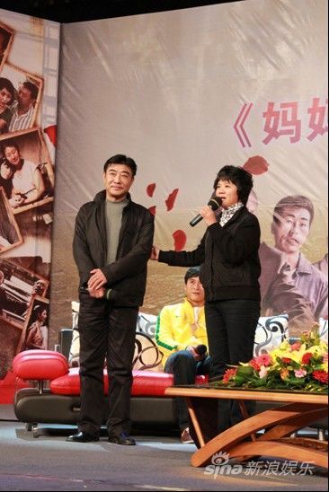 导演朱正(右一)介绍演员王玉璋(右二)