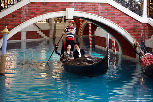 童馨和文泽楷畅游澳门威尼斯人童馨和林重光新浪娱乐讯 电视剧《偏偏