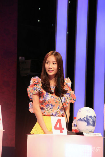 近日,高洋(微博)做客北京卫视(微博)《天下收藏》节目,和主持人王刚