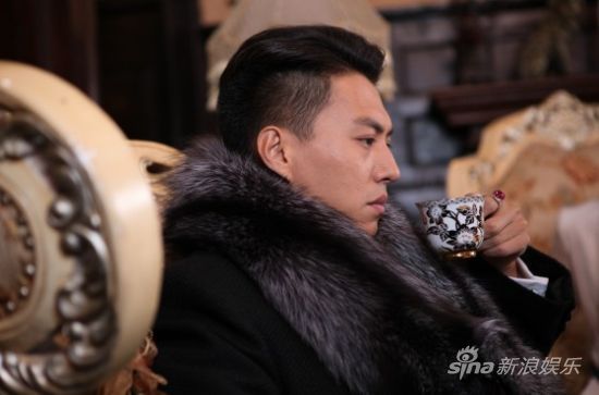 箭在弦上河北开播靳东眼神犀利图