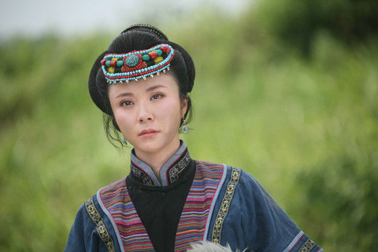 杨若兮新剧演绎双重身份 出席颁奖礼