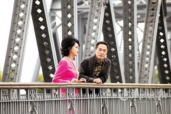 杨立新(右)和张小磊在剧中上演"复婚攻防战"