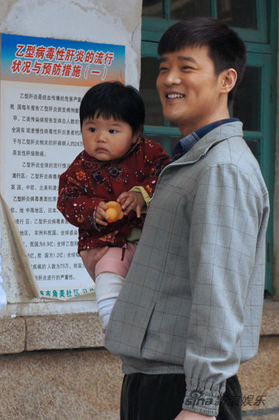 赵锦焘初为人父怀抱心肝宝贝