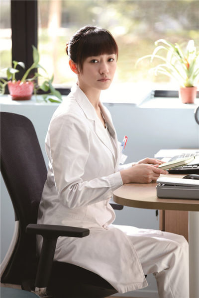 李小冉饰产科医生