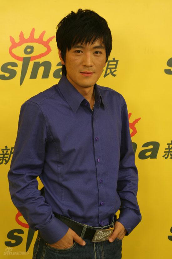 图文:黄圣依杨子做客新浪--杨子双手插袋