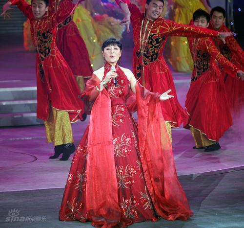 图文春晚第五次彩排殷秀梅服装华美