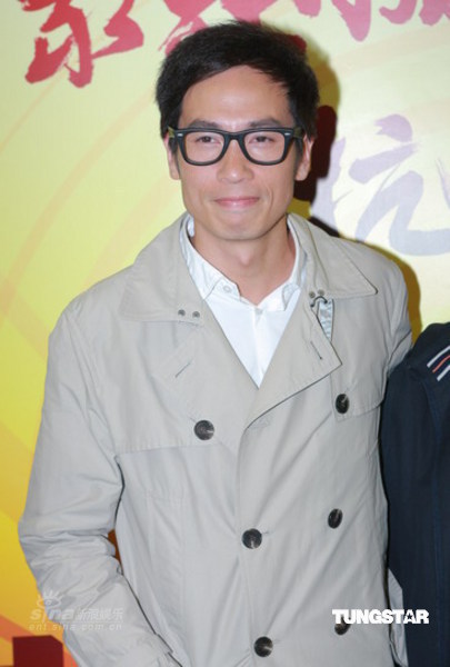 图文:tvb赈灾晚会--陈豪戴着黑框眼镜