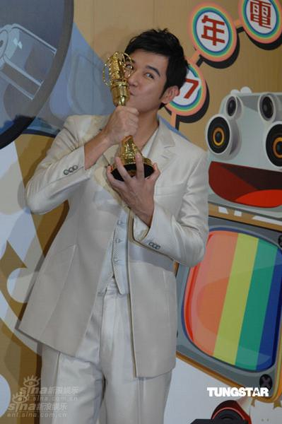 图文金钟奖颁奖现场陈宇风亲吻奖杯