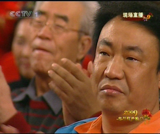 图文2009年央视春晚观众感动落泪