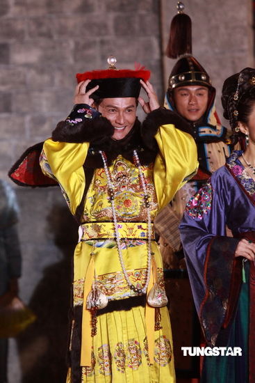 图文tvb42周年台庆红毯关礼杰皇帝装