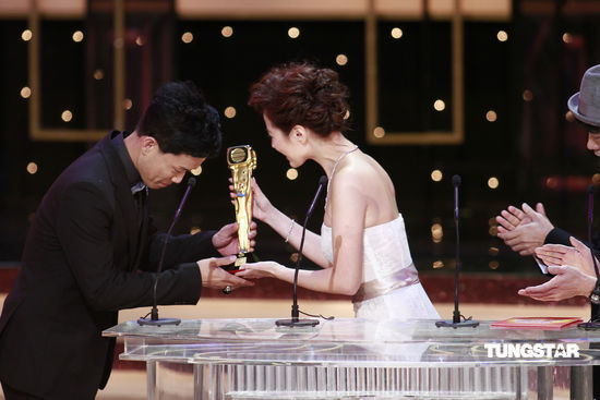 图文tvb42周年台庆颁奖敖嘉年鞠躬受奖