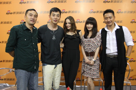 图文远去的飞鹰主创聊天五位主创合影