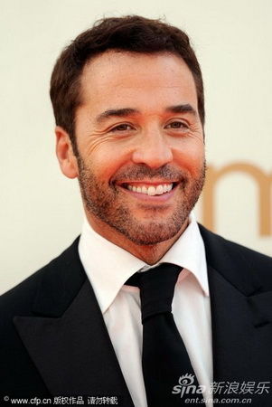 图文:艾美奖红毯-型男杰里米-皮文