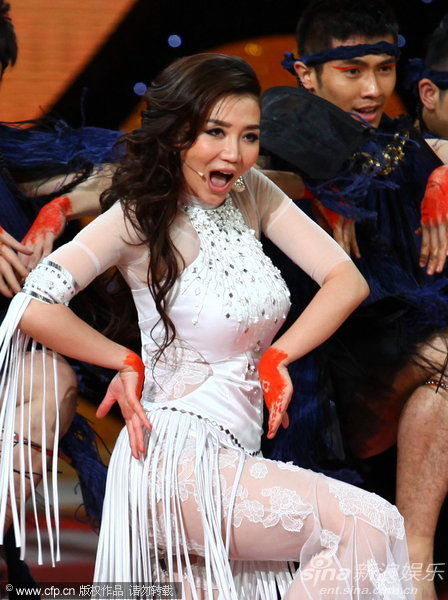 图文2012央视元宵晚会阿朵火辣舞蹈秀美腿
