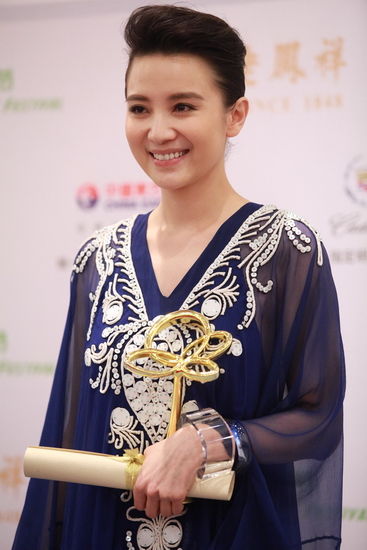 图文第18届白玉兰奖现场小宋佳开心获奖